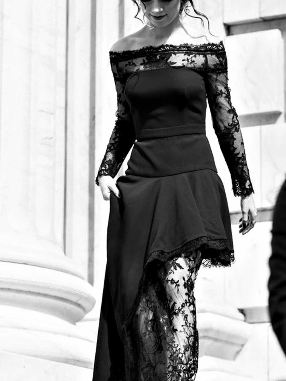 Alexander McQueen Off-the-Shoulder Lace Illusion High-Low Gown Black - Picture 5 of 8